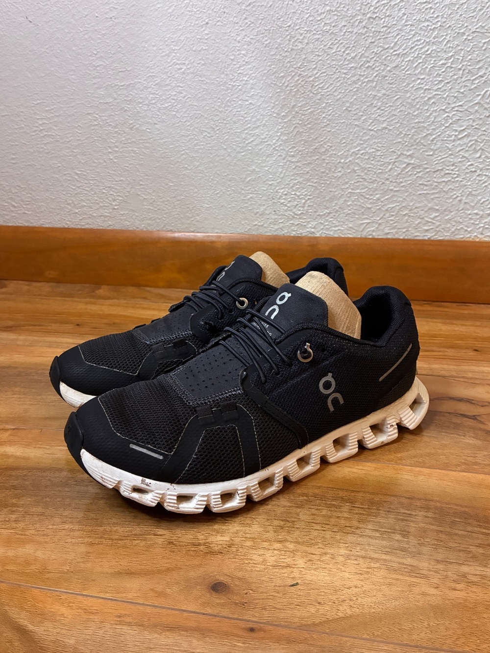 On Cloud 5 Women’s Athletic Running Sneaker Shoes, black & white- size 6.5